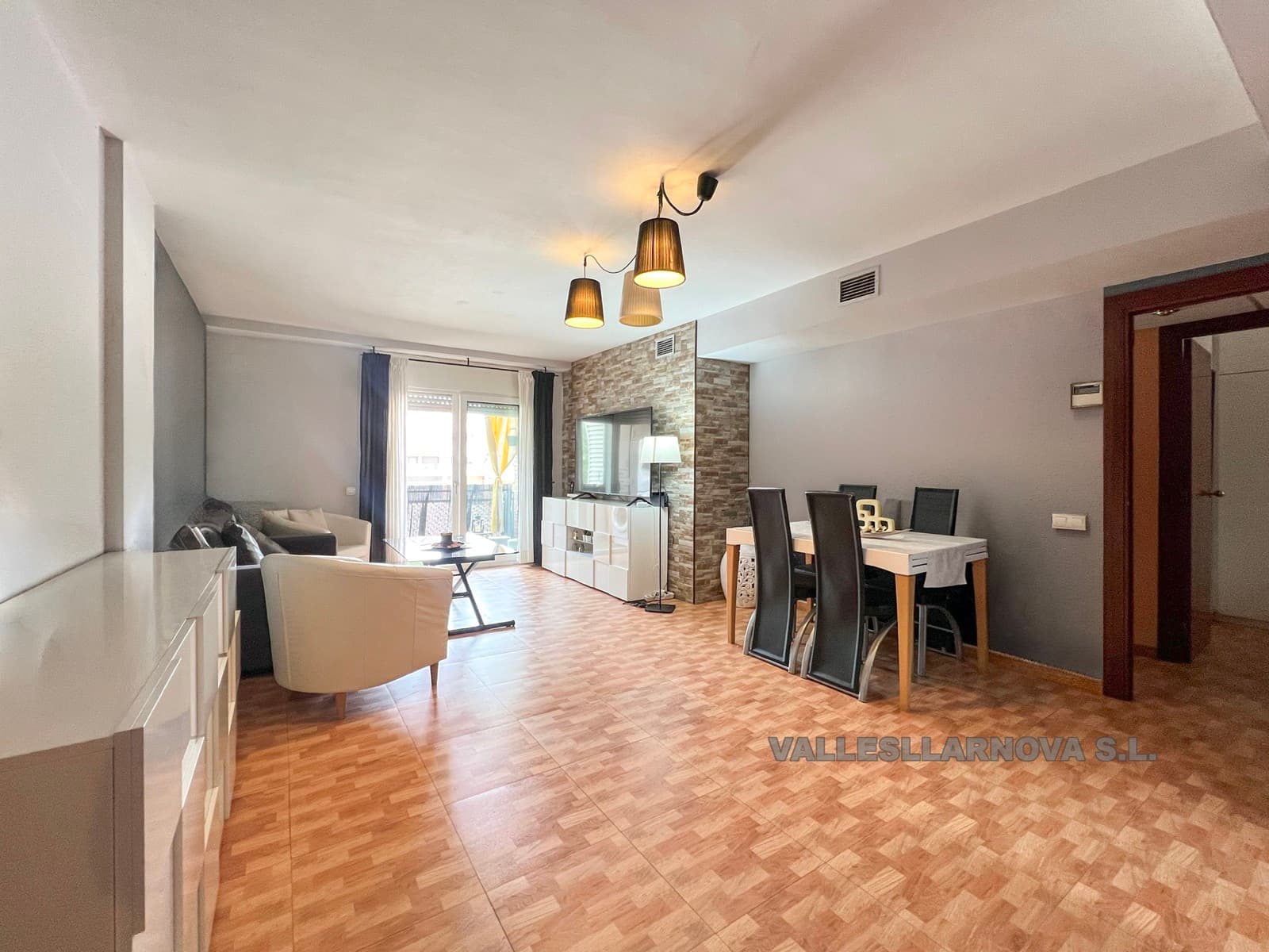 CÉNTRICO, CON PISCINA Y JARDÍN COMUNITARIO - foto 3